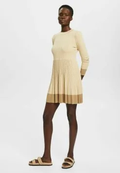 ESPRIT MIT RUNDHALS - Neulemekko -Halpa Esprit Kauppa 4d8a5e059b134844b76b82b3ad7bae7e