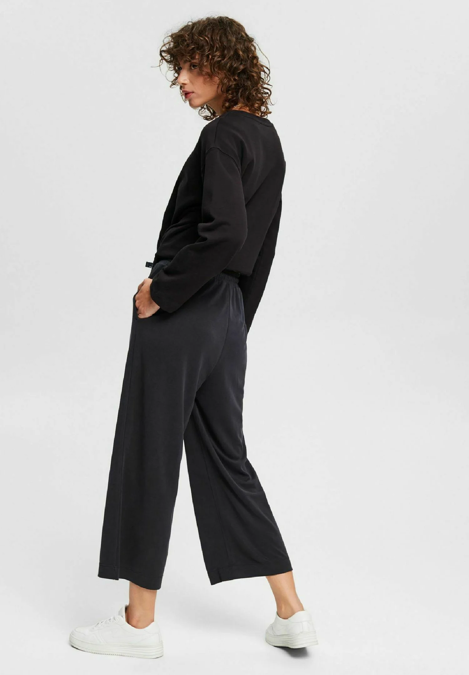 ESPRIT Verryttelyhousut 5 ESPRIT Verryttelyhousut - Image 3