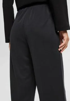 ESPRIT Verryttelyhousut 12 ESPRIT Verryttelyhousut -Halpa Esprit Kauppa 9b79791d52dc4f62a25e1b3f80cf3301