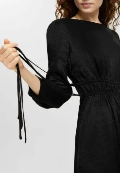 ESPRIT MIT ASYMMETRISCHEM SAUM - Vapaa-ajan Mekko -Halpa Esprit Kauppa a78e6dcb78264ca5b66d046e3d290be9