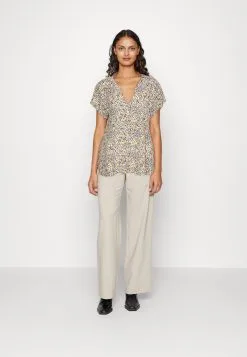 Edessä -Halpa Esprit Kauppa b9391a94817441d2a28f5cec9315cc3d